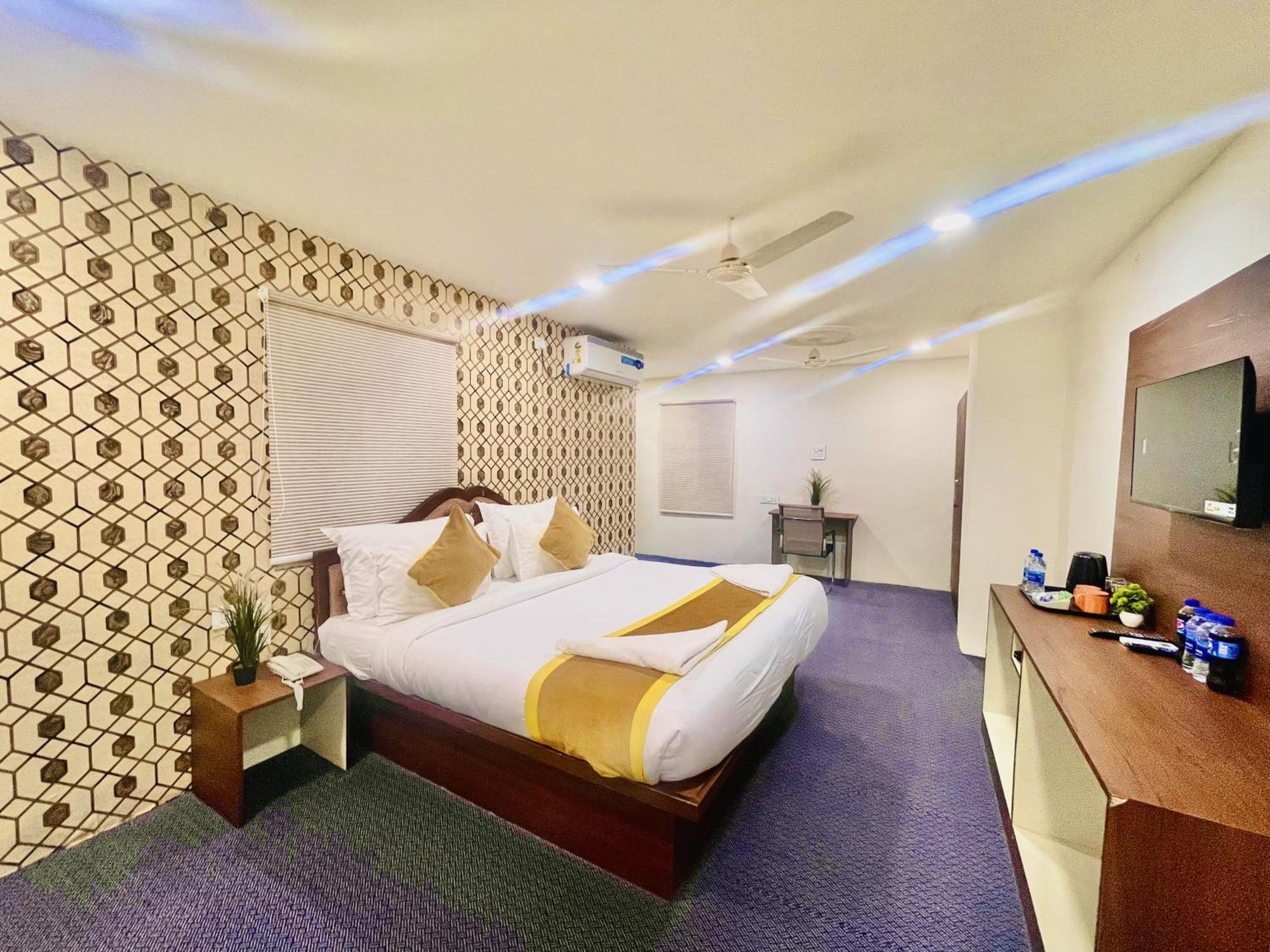 Hotel Eagle Grand Hyderabad Airport Zone เชมชาบัด ภายนอก รูปภาพ